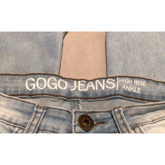 GOGO Jeans Women’s Light Wash Distressed High Rise Ankle Jeans – Size 7 / 28 - Picture 3 of 4